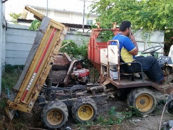 วันนี้เราจัดรูปมาให้ชมครับ รถดั๊มเปอร์ บรรทุกล้อยาง แบบเอวอ่อน ขับเคลื่อน 6 ล้อ ยี่ห้อ YANMAR: 10DW ดีเซล 3 สูบ