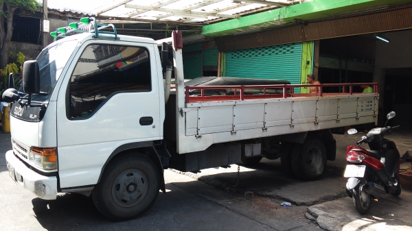 ขาย 6 ล้อกลาง ISUZU รุ่นELF ความยาว 4.30ม. ขาย 480,000บาท ติดต่อ คุณสัจจา 081-868-1693 กรุงเทพฯ