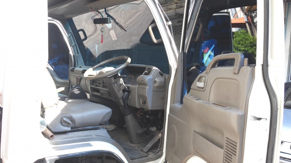 ขาย 6 ล้อกลาง ISUZU รุ่นELF ความยาว 4.30ม. ขาย 480,000บาท ติดต่อ คุณสัจจา 081-868-1693 กรุงเทพฯ