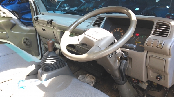 ขาย 6 ล้อกลาง ISUZU รุ่นELF ความยาว 4.30ม. ขาย 480,000บาท ติดต่อ คุณสัจจา 081-868-1693 กรุงเทพฯ