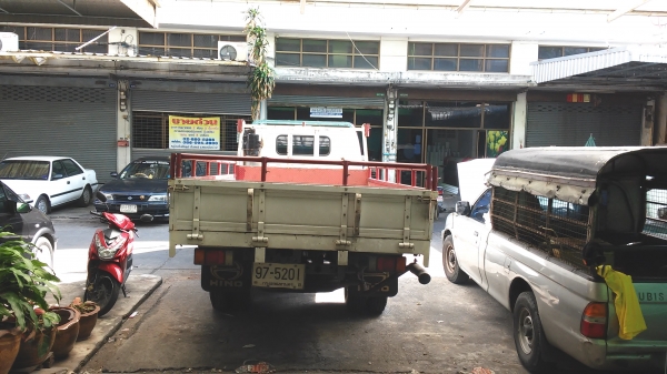 ขาย 6 ล้อกลาง ISUZU รุ่นELF ความยาว 4.30ม. ขาย 480,000บาท ติดต่อ คุณสัจจา 081-868-1693 กรุงเทพฯ