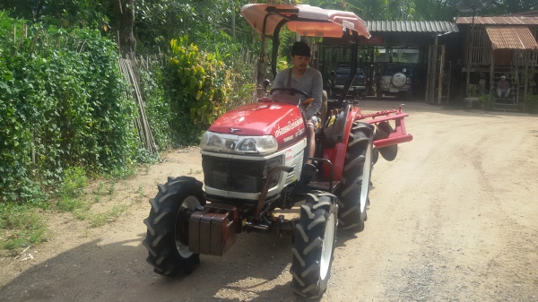 ขายรถยันม้าร์ 35 แรง พร้อมผาน6  คับมีเล้มทะเบียนพร้อม ราคา 185000 บาท สอบถาม ได้ที่เบอร์ 0813655997 อำพร พาเจริญรถอยู่ บ้านท่าค้อ ต วังบัว อคลองขลุง จ กำแพงเพชร