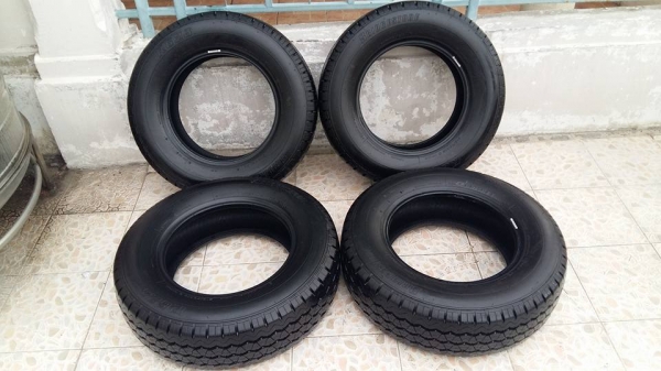 ขายยางถอดป้ายแดง bridgestone r623 215/70r15 ผลิตสัปดาห์ที่ 44 ปี 14  สนใจติดต่อเล็กคลองสามครับ 081-3747940