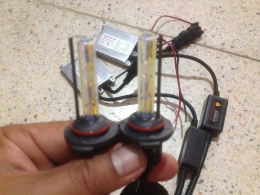 ไฟซีน่อนหลอดเป็นสีรุ้ง HB3 ของมาจากญี่ปุ่นสภาพดี