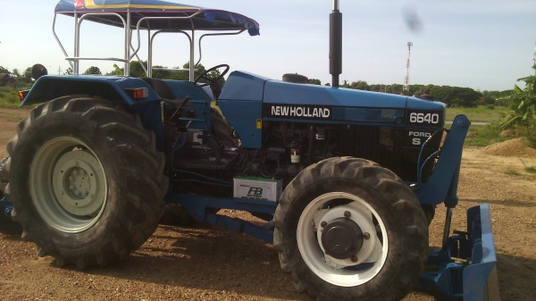 ขายรถไถ  FORD  รุ่น6640  4x4  คานหน้าคาลาโล่  พร้อมใช้งาน