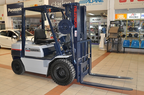 ขายรถโฟล์คลิฟท์มือสอง KOMATSU รุ่น FG25H-11 ราคา 285,000 บาท นำเข้าจากประเทศญี่ปุ่น 100\% ไม่เคยใช้งานในประเทศไทย