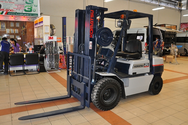 ขายรถโฟล์คลิฟท์มือสอง KOMATSU รุ่น FG25H-11 ราคา 285,000 บาท นำเข้าจากประเทศญี่ปุ่น 100\% ไม่เคยใช้งานในประเทศไทย