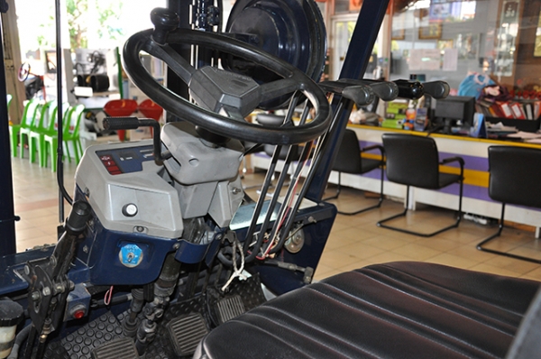 ขายรถโฟล์คลิฟท์มือสอง KOMATSU รุ่น FG25H-11 ราคา 285,000 บาท นำเข้าจากประเทศญี่ปุ่น 100\% ไม่เคยใช้งานในประเทศไทย