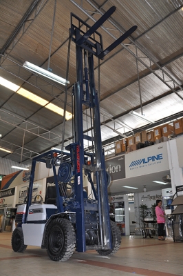 ขายรถโฟล์คลิฟท์มือสอง KOMATSU รุ่น FG25H-11 ราคา 285,000 บาท นำเข้าจากประเทศญี่ปุ่น 100\% ไม่เคยใช้งานในประเทศไทย