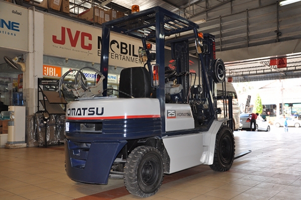 ขายรถโฟล์คลิฟท์มือสอง KOMATSU รุ่น FG25H-11 ราคา 285,000 บาท นำเข้าจากประเทศญี่ปุ่น 100\% ไม่เคยใช้งานในประเทศไทย