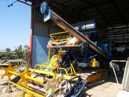 ขายรถเกี่ยวข้าว รุ่น ใหม่ใหญ่กว่าเดิม ตัวเดิน 12 HTปั้มเบอร์22 เครื่อง GO8C เทอร์โบ