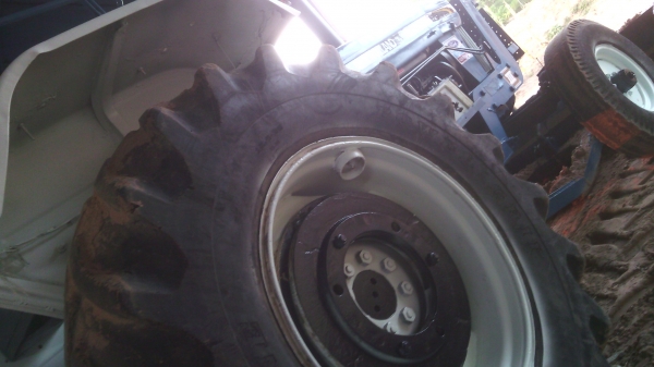 ขายรถไถฟอร์ดเสื้อลายพร้อมลุยงานหนักพร้อมโอน325000บาท