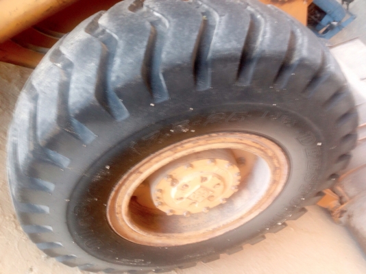 Kawasaki 65Z รถตักล้อยางเอวอ่อนขนาดใหญ่ ต่อแขนยาวแล้วบุ๋งกี๋ใหญ่ เครื่องยนต์ 175 แรง 6BG1 รถสภาพดีเดิมๆพร้อมทำงานได้เลยครับ เครื่องแน่นแรงดีไม่มีเยิ้ม ช่วงล่างแน่นหนึบ ยางสภาพดี 70\% พร้อมใช้งาน เอกสารสัญญาซื้อขาย ราคาต่อรองได้ครับ