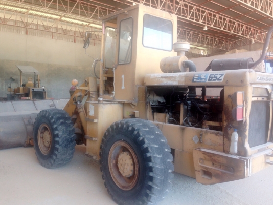 Kawasaki 65Z รถตักล้อยางเอวอ่อนขนาดใหญ่ ต่อแขนยาวแล้วบุ๋งกี๋ใหญ่ เครื่องยนต์ 175 แรง 6BG1 รถสภาพดีเดิมๆพร้อมทำงานได้เลยครับ เครื่องแน่นแรงดีไม่มีเยิ้ม ช่วงล่างแน่นหนึบ ยางสภาพดี 70\% พร้อมใช้งาน เอกสารสัญญาซื้อขาย ราคาต่อรองได้ครับ