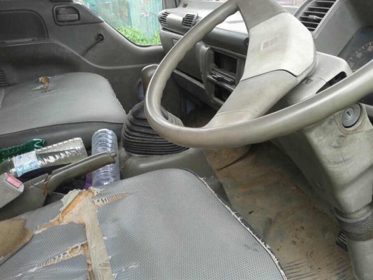 6 ล้อ 120 แรง ฝาขาว ปี 2541 ใช้น้อย 1 แสนกว่ากิโล รถสวย เล่มพร้อม กระบะยาว 4.30 ม.