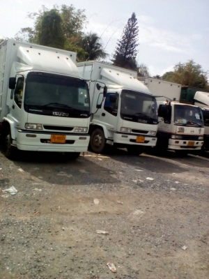 Hino รถตู้แห้ง 10 บาน 6 ล้อ