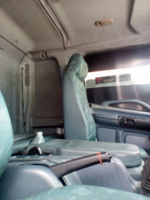 Hino รถตู้แห้ง 10 บาน 6 ล้อ