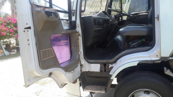 รถฮีโน่ 6 ล้อตู้  FC4J  เปลื่ยนเครื่อง 150 แรงม้า. ปี 45        สนใจติดต่อ  081 - 6079515