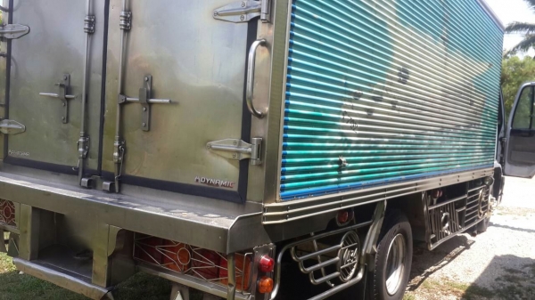 รถฮีโน่ 6 ล้อตู้  FC4J  เปลื่ยนเครื่อง 150 แรงม้า. ปี 45        สนใจติดต่อ  081 - 6079515