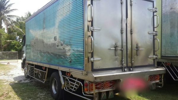 รถฮีโน่ 6 ล้อตู้  FC4J  เปลื่ยนเครื่อง 150 แรงม้า. ปี 45        สนใจติดต่อ  081 - 6079515