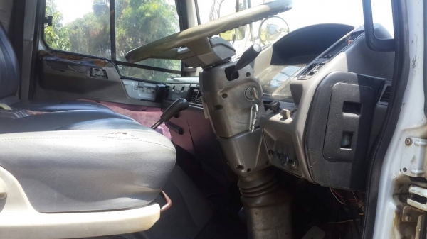 รถฮีโน่ 6 ล้อตู้  FC4J  เปลื่ยนเครื่อง 150 แรงม้า. ปี 45        สนใจติดต่อ  081 - 6079515