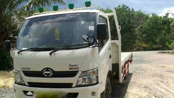 รถฮีโน่ 6 ล้อ ทูโถ้ / พื้นเรียบ 150 แรงม้า. ปี 57.  ( รถวิ่ง 5x,xxx กว่า กม. )     สนใจติดต่อ  081 - 6079515