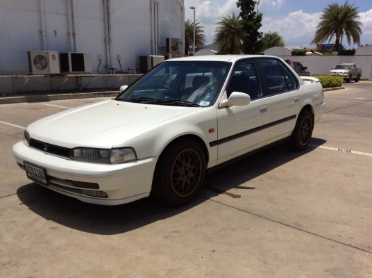 ขายรถ Honda accord ตาเพชรไฟท้ายสั้น ปี93 เครื่องเดิมหัวฉีด 2.0 เกียร์ธรรมดา เพาเวอร์ ไฟฟ้าทั้งคัน ภายในเบาะสวยไม่มีขาด เก็บงานนิดหน่อย แอร์เย็นฉ่ำ ตัวถังบางเดิมสีใหม่ๆสีขาวมุก สีเงาสวยทั้งคัน แม็กขอบ 16" ยางดี เครื่องแน่นวิ่งดี รถสีสวยทางดี พร้อมใช้