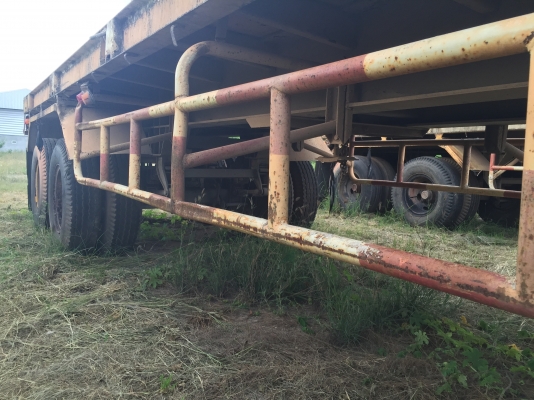 รถบรรทุก 18 ล้อ..มี4ชุด หัวลากพร้อมหาง3ชุดและแม่-ลูกพื้นเรียบ1ชุด เล่มพร้อม รถใช้งานได้ปกติ.