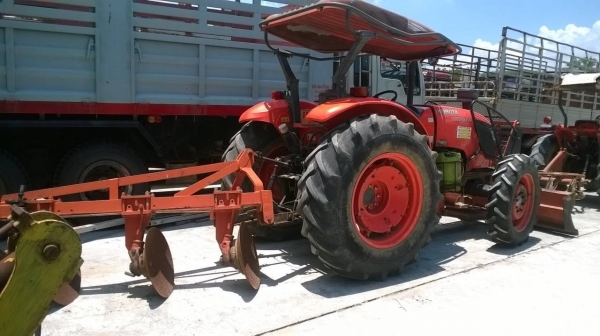 ขายรถไถ KUBOTA M7040 สภาพสวย ใช้งานน้อย ยางสวยทุกเส้น อุปกรณ์ผานดันหน้า และผาน 3 เอกสารเล่มทะเบียนครบ