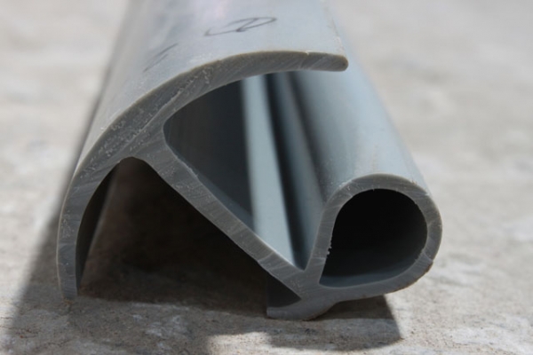 ยางขอบตู้ทึบ ยางขอบตู้แห้ง ยางหลังคารถกระบะ ยางตู้รถบรรทุก ตู้เย็น ตู้อลูมิเนียม ตู้สิบบาน ยางเทา ยางกระดูกงู ยางตัวเจ