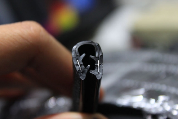 ยางขอบตู้ทึบ ยางขอบตู้แห้ง ยางหลังคารถกระบะ ยางตู้รถบรรทุก ตู้เย็น ตู้อลูมิเนียม ตู้สิบบาน ยางเทา ยางกระดูกงู ยางตัวเจ