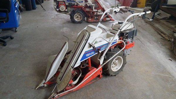 รถเกี่ยวข้าวเดินตามแบบมัดข้าวในตัว KUBOTA  รุ่น RB30(2) เก่าญี่ปุ่น สภาพสวย เครื่องพร้อมใช้งาน ไม่เคยใช้งานในไทย
