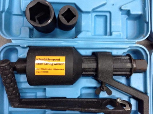 ขายบล๊อกทดถอดล้อรถสิบล้อ มีสองอัตราทดช้าและเร็ว ทำให้ถอดได้ง่าย คนขับถอดล้อได้คนเดียว