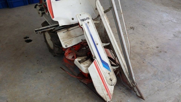 รถเกี่ยวข้าวเดินตามแบบมัดข้าวในตัว KUBOTA  รุ่น RA-30ZD เก่าญี่ปุ่น สภาพสวย เครื่องพร้อมใช้งาน ไม่เคยใช้งานในไทย