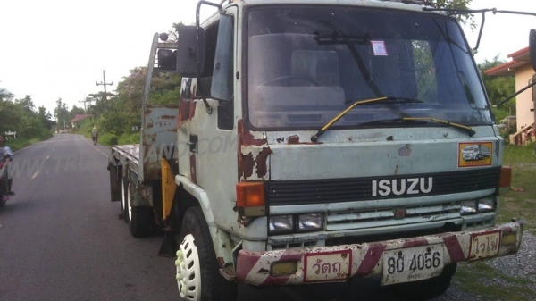 อิซุซุ10ล้อท้ายลาด ติดเครน2900ตัน เพลาเดียว เครื่อง160HP6BF1 เเซชซีสวย หัวเก๋งมีผุที่พื้น พวงมาลัยพาวเวอร์