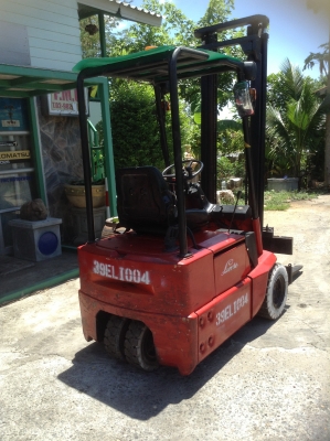 +++ ขายโฟล์คลิฟท์ไฟฟ้านั่งขัย 3 ล้อ  LINDE  ขนาด  1  ตัน  เสา  3.5  เมตร  แบตเตอรี่  24 โวลต์  ยางตัน