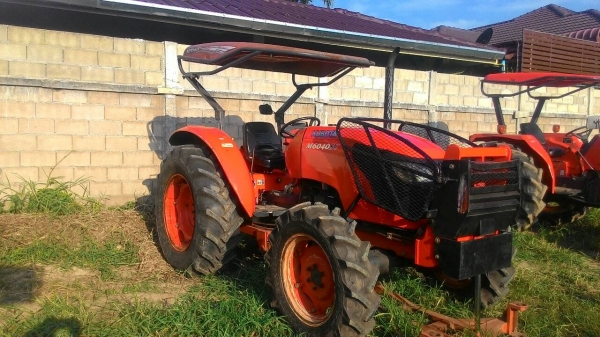 ขายรถไถ KUBOTA M 6040 สภาพดีเดิมๆพร้อมใช้งาน อุปกรณ์ครบ 3 ชิ้นมีพร้อมดันหน้า ผานพรวนและ โรตารี่
