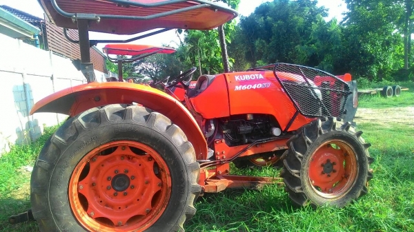 ขายรถไถ KUBOTA M 6040 สภาพดีเดิมๆพร้อมใช้งาน อุปกรณ์ครบ 3 ชิ้นมีพร้อมดันหน้า ผานพรวนและ โรตารี่