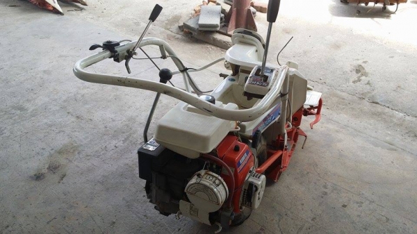 รถเกี่ยวข้าวเดินตามแบบมัดข้าวในตัว KUBOTA  รุ่น RฺB 25M  เก่าญี่ปุ่น สภาพสวย เครื่องพร้อมใช้งาน ไม่เคยใช้งานในไทย