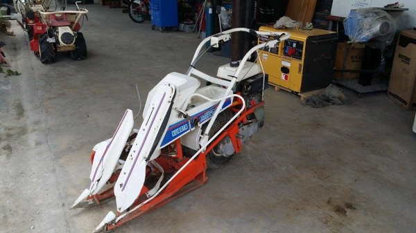 รถเกี่ยวข้าวเดินตามแบบมัดข้าวในตัว KUBOTA  รุ่น RฺB 25M  เก่าญี่ปุ่น สภาพสวย เครื่องพร้อมใช้งาน ไม่เคยใช้งานในไทย