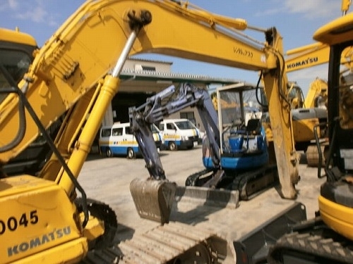 ขายรถนอก Komatsu PC130-6 ขาย 1,295,000 บาท รถเก่านอกจากศูนย์ Komatsu ญี่ปุ่น ชั่วโมงน้อย ใบแทรค 50 มีลายหัวเจาะ ชั่วงล่างสวย พร้อมใช้