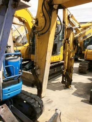 ขายรถนอก Komatsu PC130-6 ขาย 1,295,000 บาท รถเก่านอกจากศูนย์ Komatsu ญี่ปุ่น ชั่วโมงน้อย ใบแทรค 50 มีลายหัวเจาะ ชั่วงล่างสวย พร้อมใช้