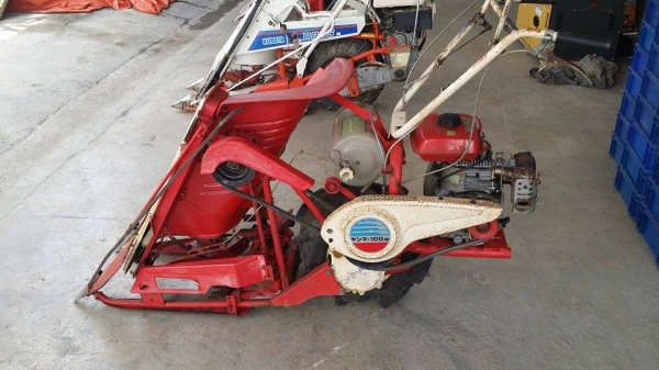 รถเกี่ยวข้าวเดินตามแบบมัดข้าวในตัว YANMAR  รุ่นYB100B เก่าญี่ปุ่น สภาพสวย เครื่องพร้อมใช้งาน ไม่เคยใช้งานในไทย