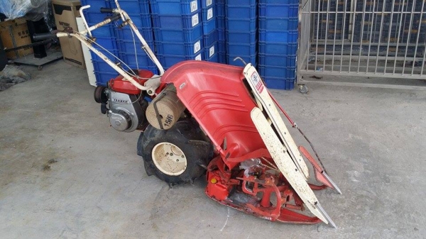 รถเกี่ยวข้าวเดินตามแบบมัดข้าวในตัว YANMAR  รุ่นYB100B เก่าญี่ปุ่น สภาพสวย เครื่องพร้อมใช้งาน ไม่เคยใช้งานในไทย