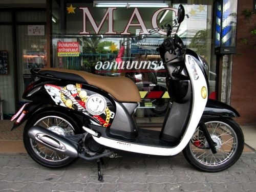 SCOOPY-I ลายใหม่ล่าสุด สีขาวดำ รถเดือน กันยายน ปี57 ไมล์ 3 พันโล ฟรีโอน แถม 4 รายการ 34900