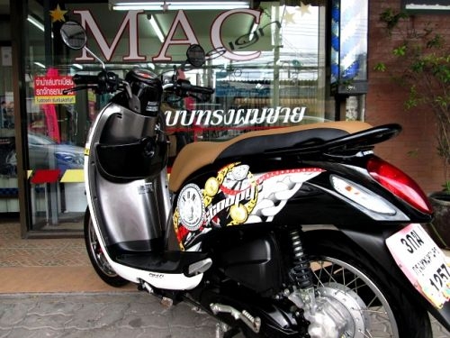 SCOOPY-I ลายใหม่ล่าสุด สีขาวดำ รถเดือน กันยายน ปี57 ไมล์ 3 พันโล ฟรีโอน แถม 4 รายการ 34900