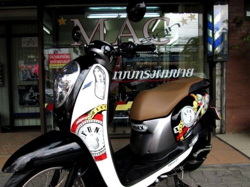 SCOOPY-I ลายใหม่ล่าสุด สีขาวดำ รถเดือน กันยายน ปี57 ไมล์ 3 พันโล ฟรีโอน แถม 4 รายการ 34900