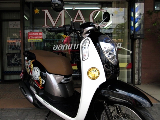 SCOOPY-I ลายใหม่ล่าสุด สีขาวดำ รถเดือน กันยายน ปี57 ไมล์ 3 พันโล รุ่นใหม่ไฟหน้าโปรเจ็คเตอร์ ฟรีโอน แถม 4 รายการ 34900