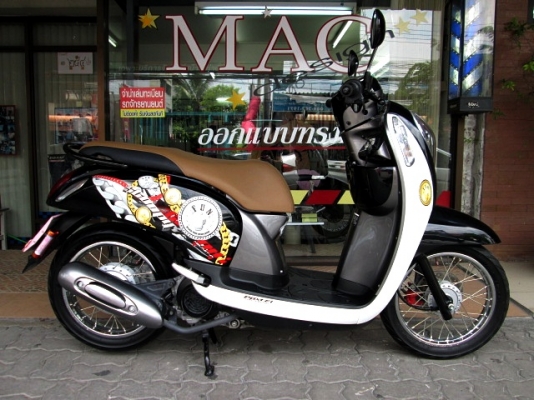SCOOPY-I ลายใหม่ล่าสุด สีขาวดำ รถเดือน กันยายน ปี57 ไมล์ 3 พันโล รุ่นใหม่ไฟหน้าโปรเจ็คเตอร์ ฟรีโอน แถม 4 รายการ 34900