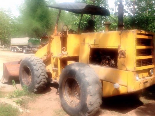 KOMATSU 510 รถตักล้อยางเอวอ่อน รถสภาพดีเดิมดีพร้อมใช้งานได้เลยครับ เอวแน่นมากไม่มีหลวม เครื่องยนต์เดิมๆแรงดีแห้งดีไม่มีเยิ้ม ระบบไฮดรอลิกส์แห้งดีไม่มีปัญหาครับ เกียร์ทอร์คเข้าง่ายไม่มีปัญหาเลย แขนเดิมยัวไม่ต่อแขน ช่วงล่างแน่นดี ยางสภาพดีประมาณ 50\% พร้อมใช